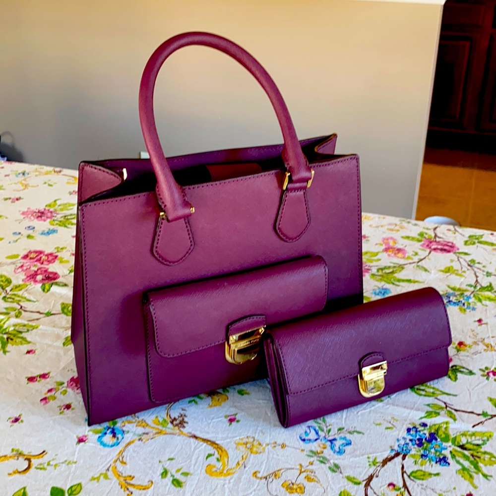 Medium size Michael Kors Purse and wallet.